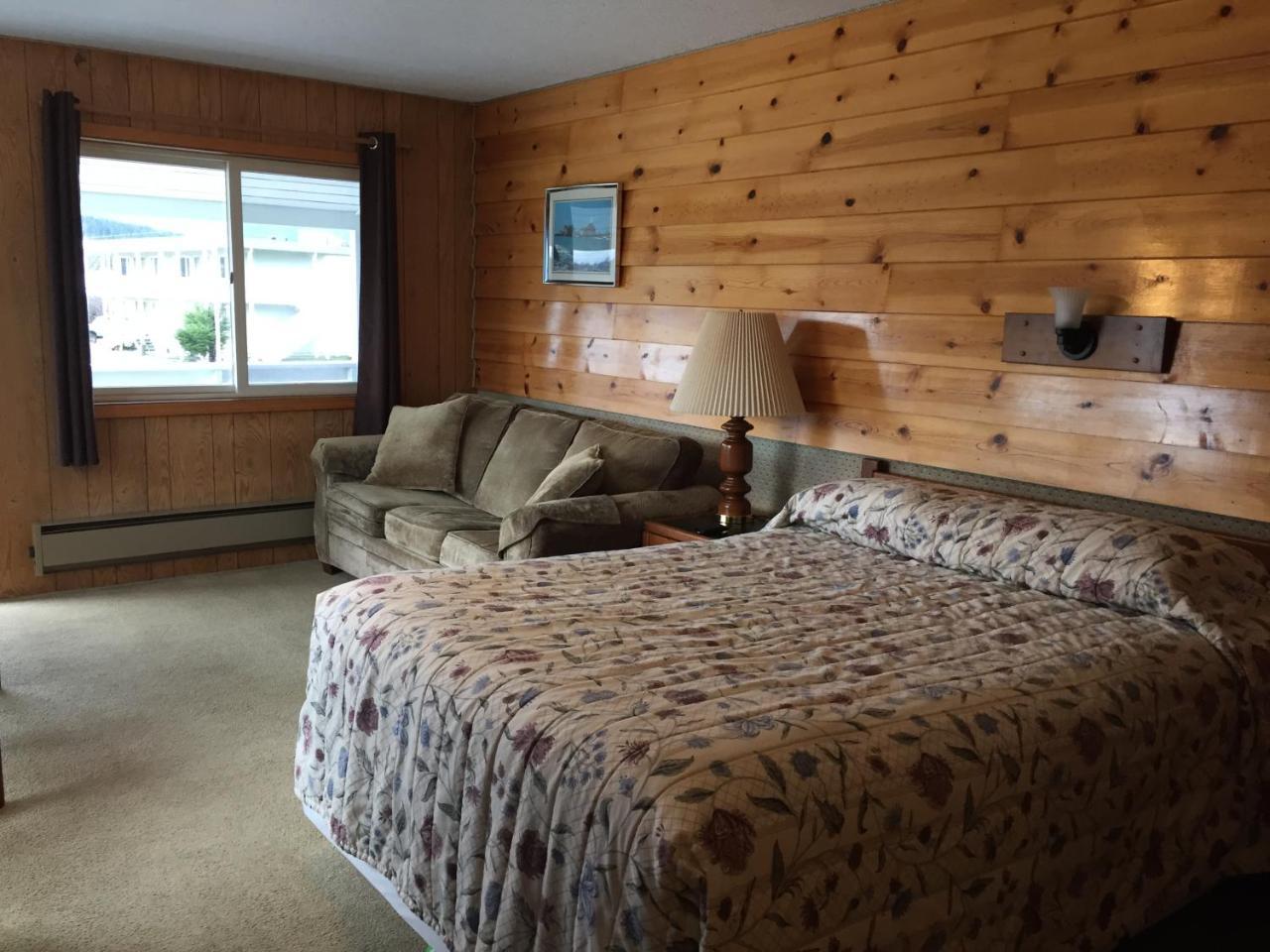 Captain'S Choice Motel Haines Exterior photo