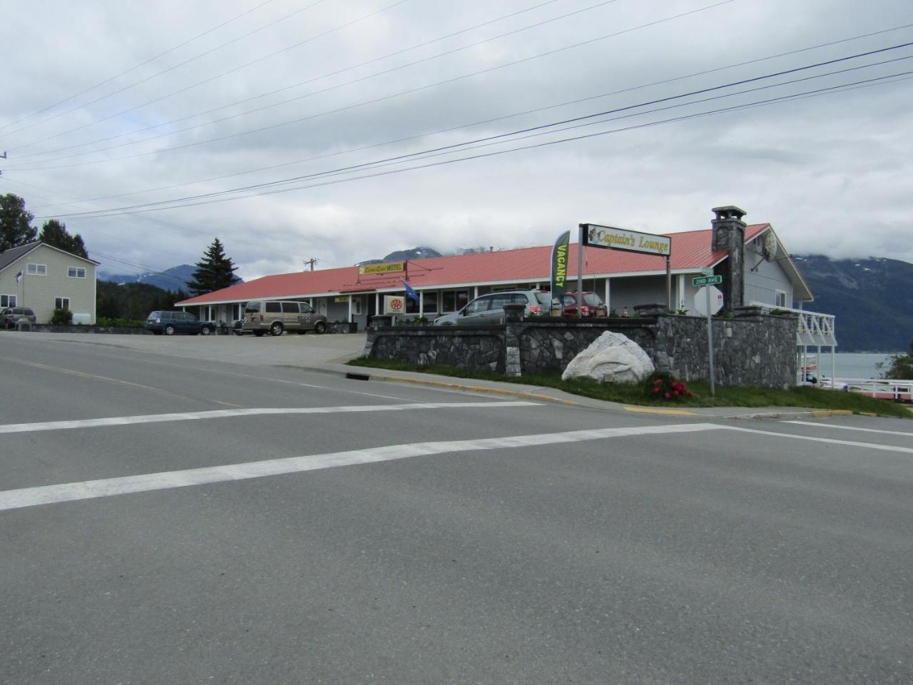 Captain'S Choice Motel Haines Exterior photo